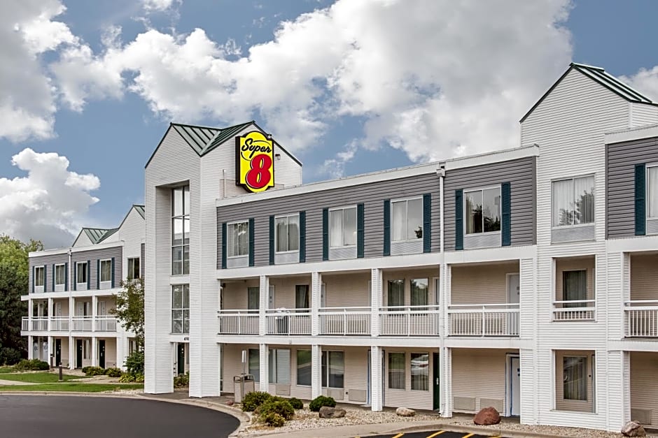 Super 8 by Wyndham Madison East