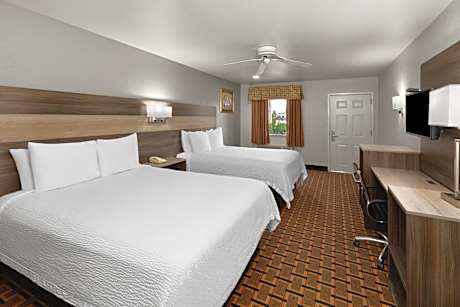 Queen Room with Two Queen Beds - First Floor/Smoking
