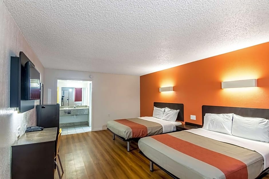 Motel 6-Clinton, OK