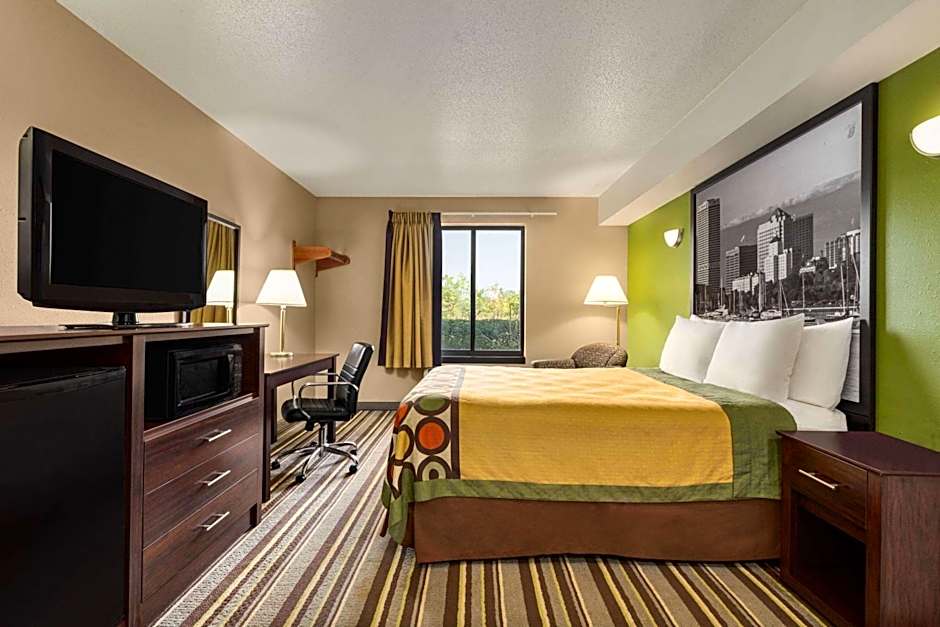 Super 8 by Wyndham Germantown/Milwaukee