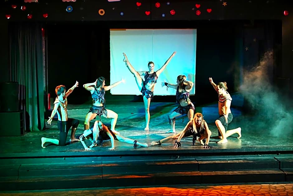 Pine Beach Pakostane Glamping Homes - All Inclusive light