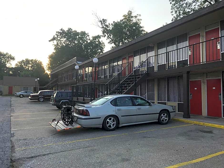 Budget Host Village Inn