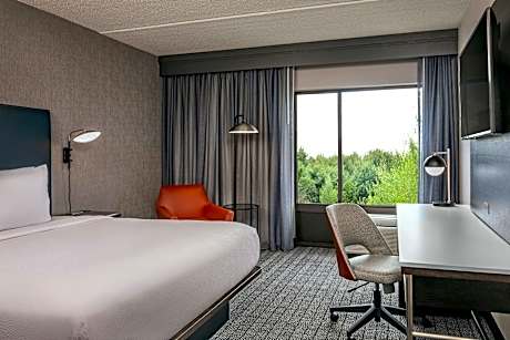 King Room with Roll-In Shower - Mobility Access/Hearing Accessible