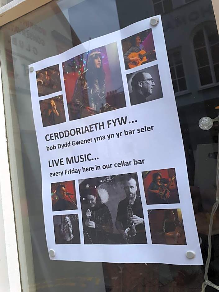 Ty Glyndwr Bunkhouse, Bar and cafe