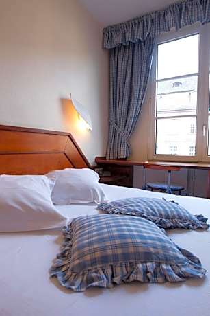 Cozy Single Room with French Double Bed