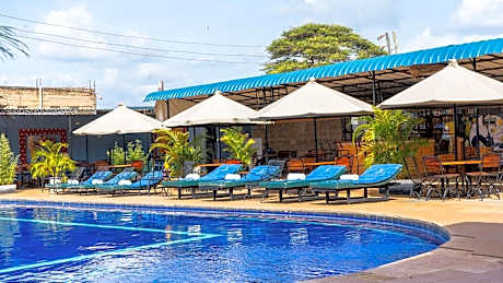 Miryams Village Inn Safari Lodge