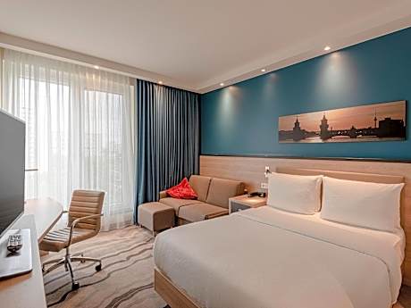 Queen Family Room with City View