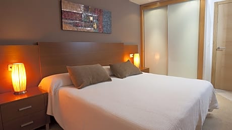 3 BEDROOM APARTMET OVERLOOKING THE STREET