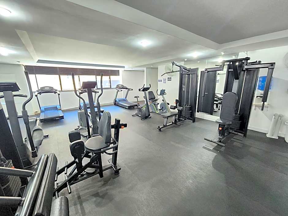 Lindo Flat Capitania Varam , WI FI , 2 aparelhos de ar condicionado , serviço de praia , enorme sacada com vista ao mar e telas de proteção para as crianças , 3 piscinas