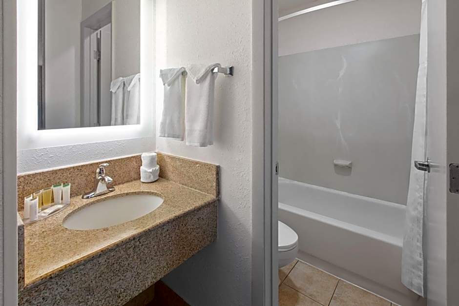 Howard Johnson by Wyndham Romulus Detroit Metro Airport