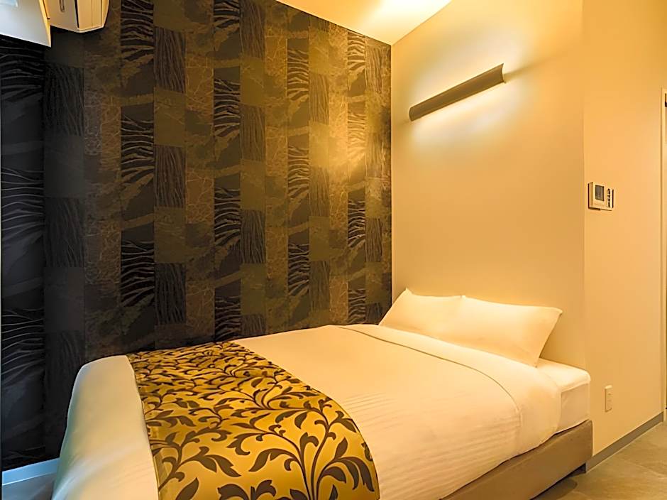 MrKINJO Miki24 in front of Makishi Station