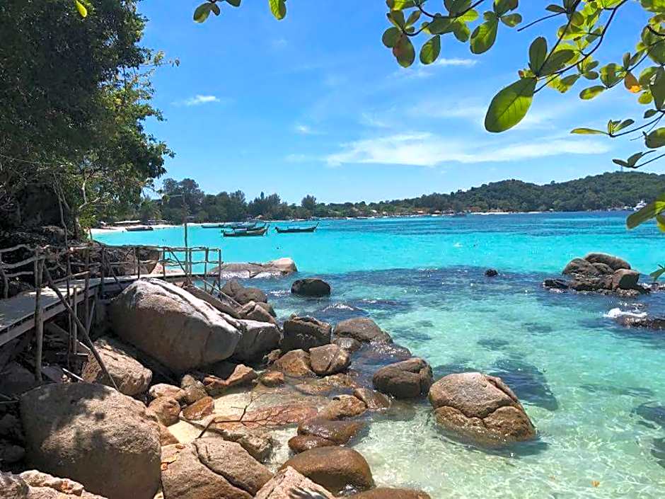 DAYA Beach, Lipe local