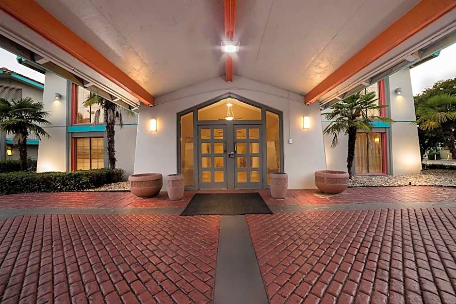 Howard Johnson by Wyndham Columbus Fort Benning