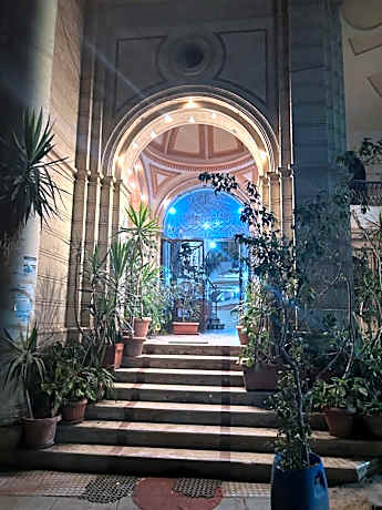 Nice luxurious stay in a modern airconditioned suite , Flat screen TVs, Free Wi-Fi, balcony in the heart of Alexandria