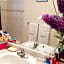 Helen's House / Close to Skytrain and Airport