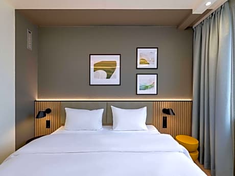 Superior King Room City View