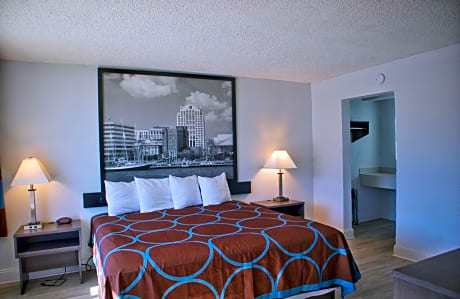 1 King Bed Studio Suite Non-Smoking