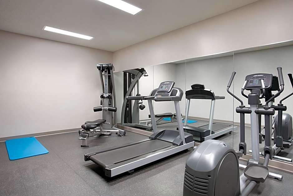 Country Inn & Suites by Radisson, Brooklyn Center, MN