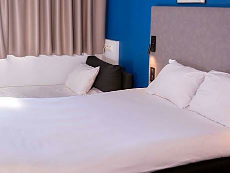 Room with 1 double bed + 1 extra bed equipped with the new bedding