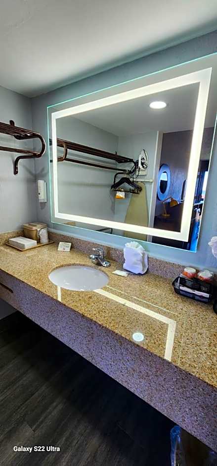 Quality Inn & Suites Gulf Breeze Bayside near Pensacola Beach
