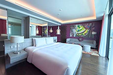 Deluxe Seaview Suite