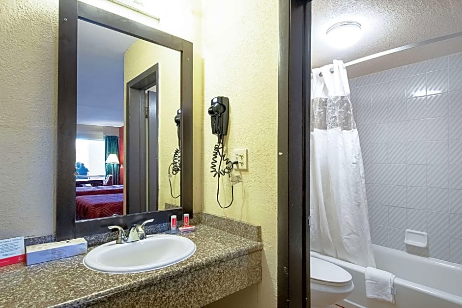 Econo Lodge Inn & Suites Clearwater Central