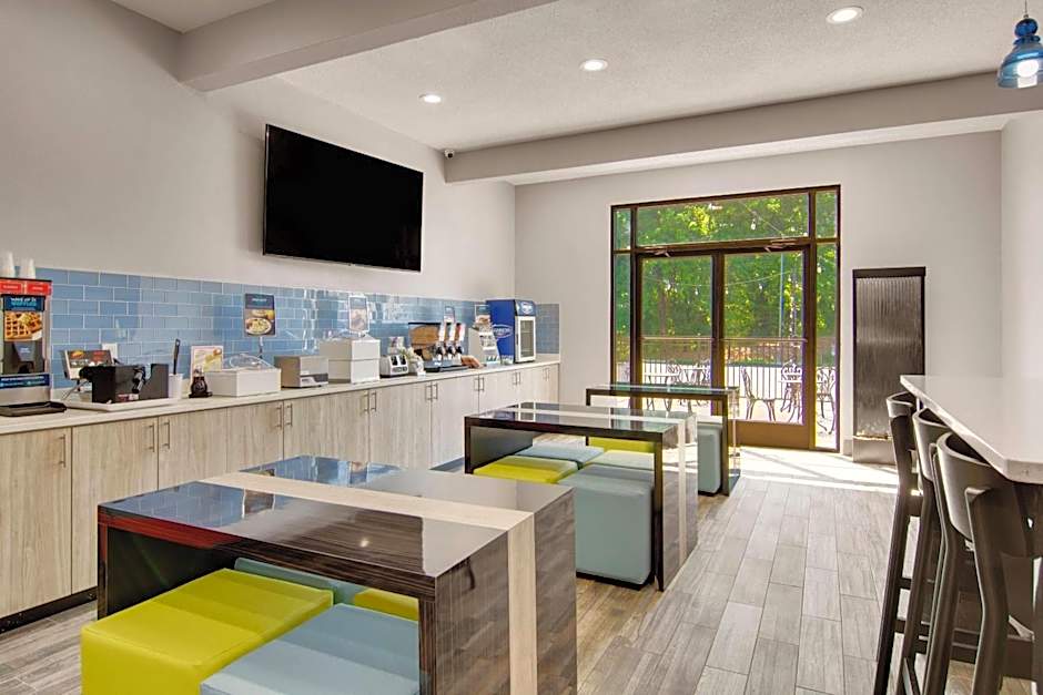 Clarion Pointe on the lake Clarksville-South Hill West