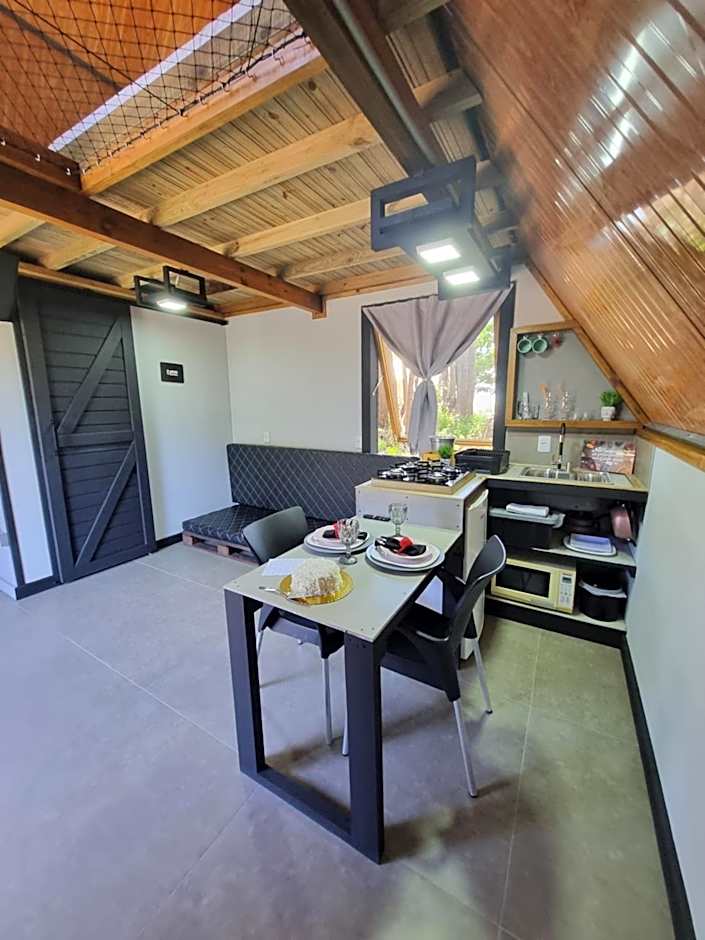 Pousada Rosa Shanti, café da manhã opcional, apenas 4 cabanas, piscina, estacionamento privativo, área de festas com churrasqueira e cervejeira, cantinho da fogueira, localizado junto a natureza