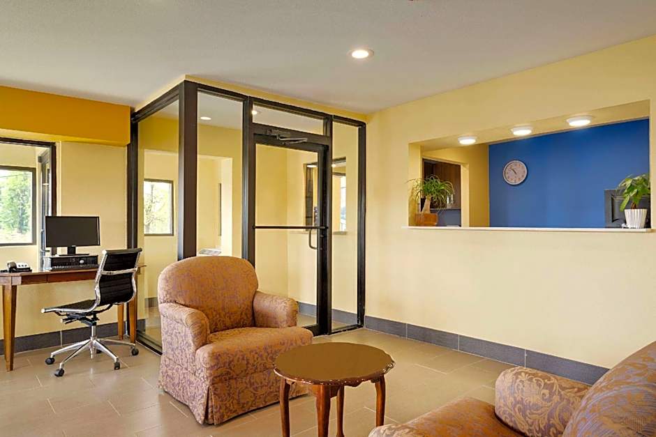 Travelodge by Wyndham Unadilla/Perry Near I-75