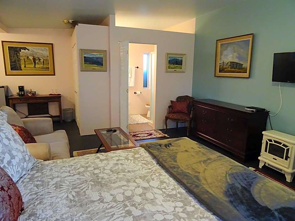 Photo 1 of 6 of Deluxe 1 Queen Bed