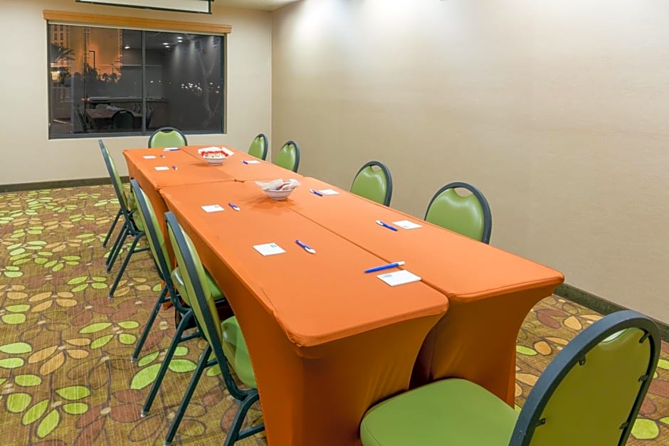 Holiday Inn Express Hotel and Suites - Henderson, an IHG Hotel