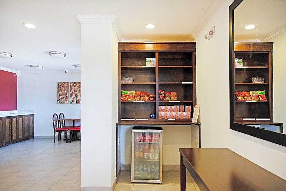 OYO Hotel McAllen Airport South - 1 mi from McAllen Medical Center