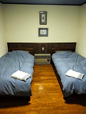 Standard Twin Room with Shared Bathroom
