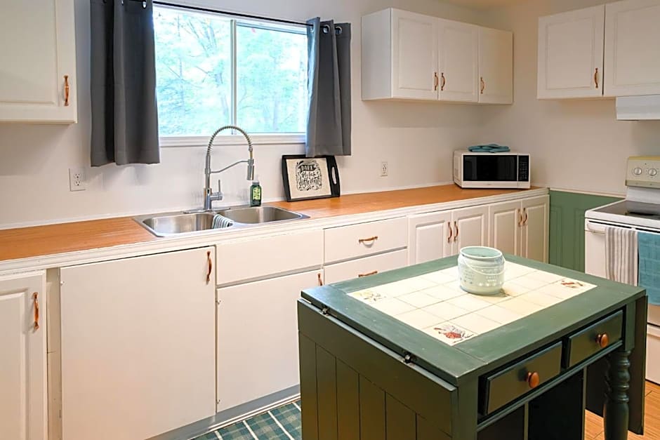 Cozy Cabin in the Forest w BBQ Firepit and More