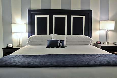 Queen Room with Marina View & Patio – Disability Access/Non-Smoking