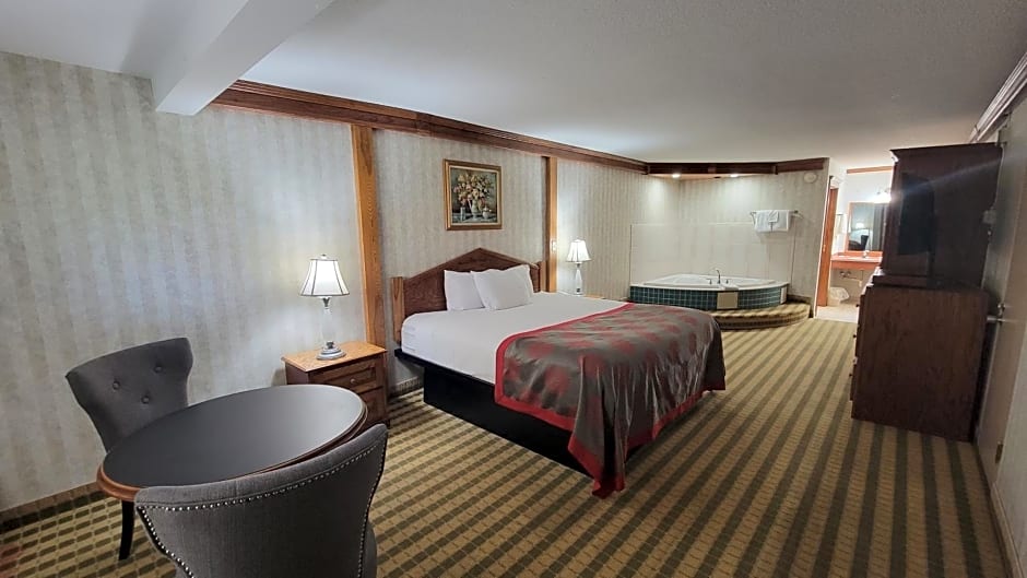 Ramada by Wyndham Saginaw Hotel & Suites