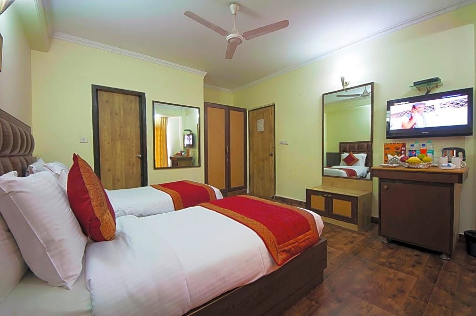 Capital O 2382 Hotel White House Continental