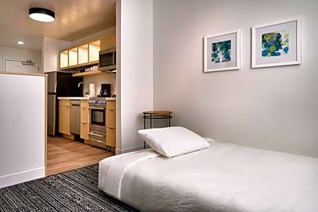 Studio with Two Queen Beds - Hearing Accessible