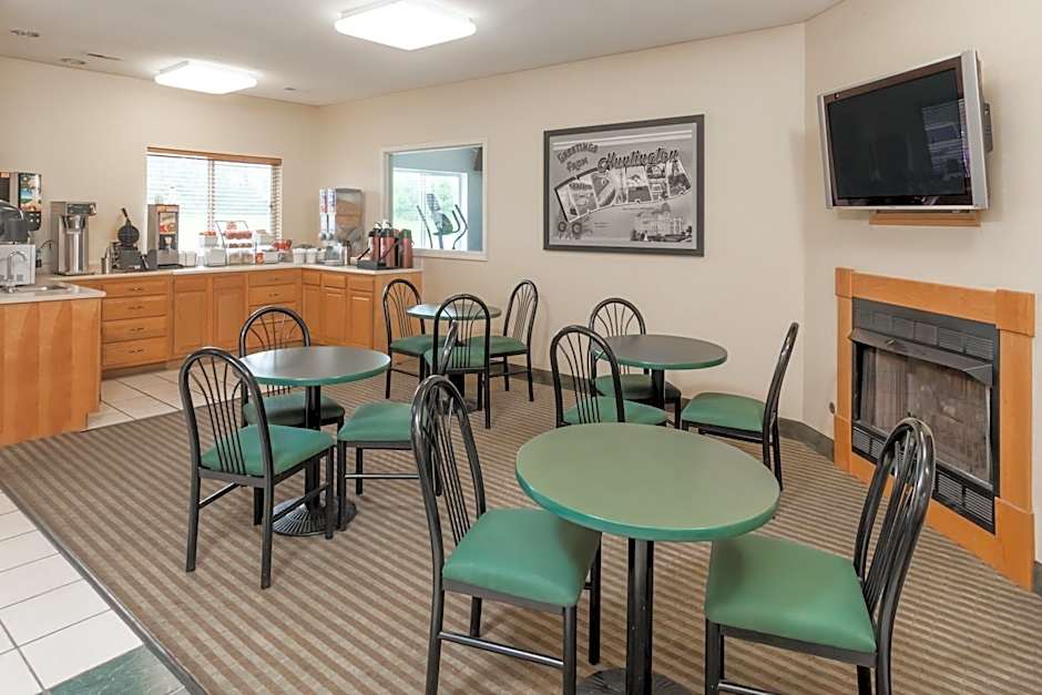 Super 8 by Wyndham Huntington