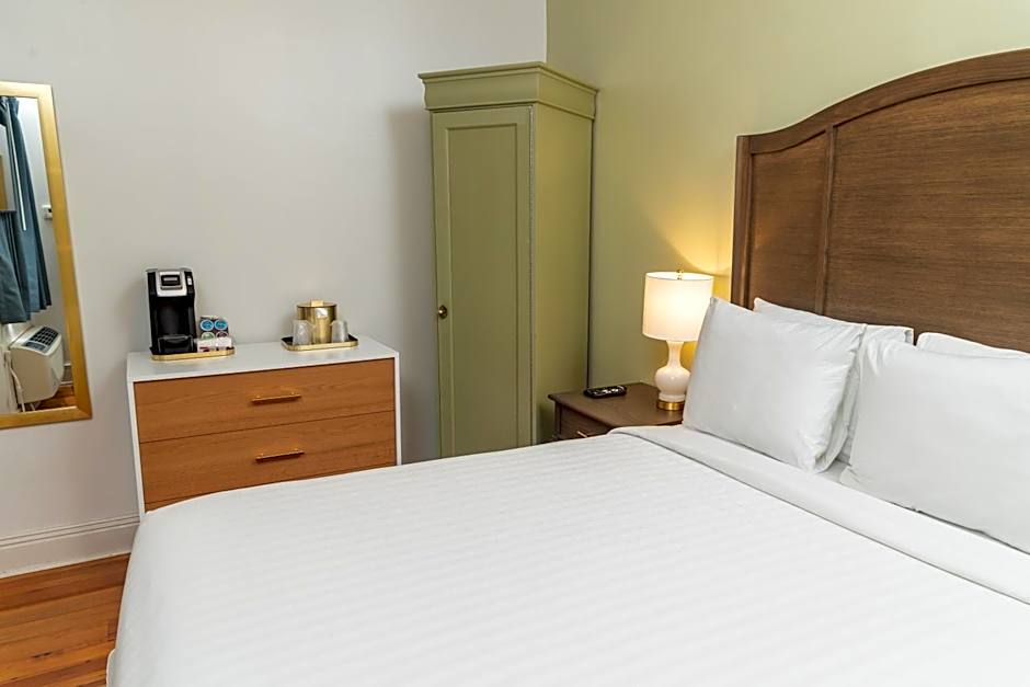 Lamothe House Hotel