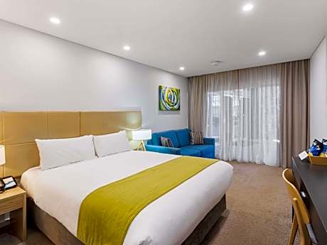 Standard Room with One Queen Bed - Pool Side