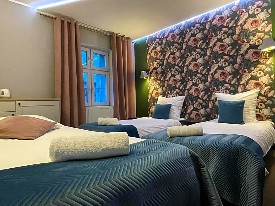 Rynek 14 - Pokoje hotelowe - Cafe&Restaurant - Parking - OrangeTV