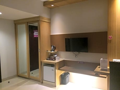 Standard Queen Non-Smoking