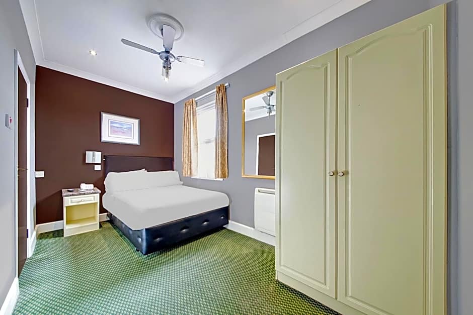 OYO Bostons Manor Hotel