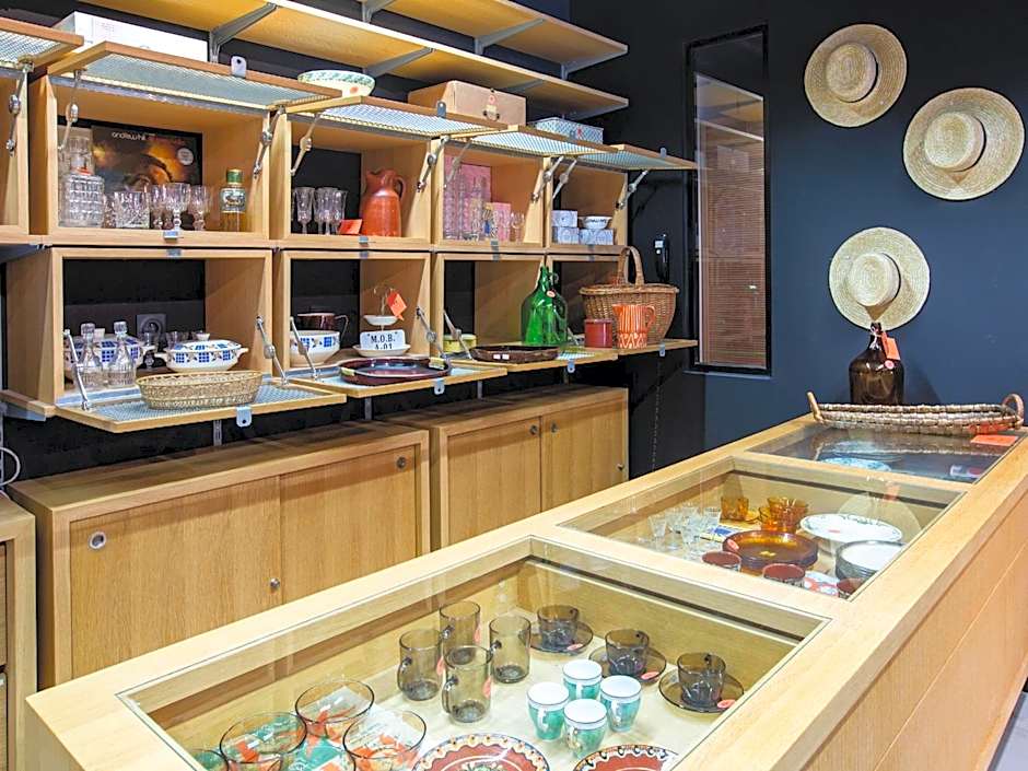 MOB HOTEL Paris Les Puces