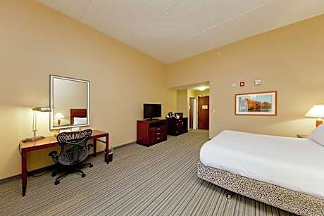 1 King Mobility/Hearing Accessible W/ Bathtub
