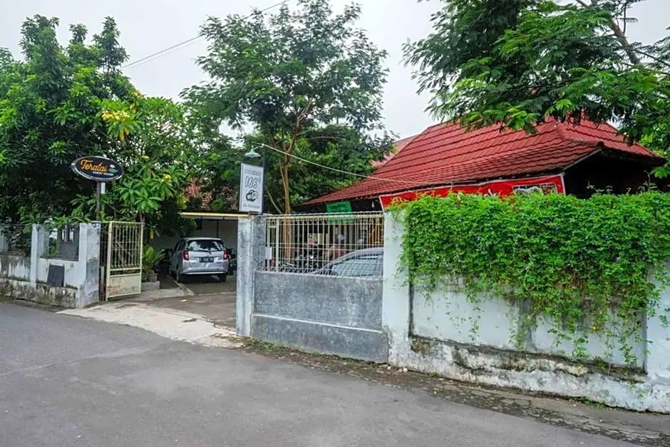 Teratai Guesthouse Mitra RedDoorz near Tugu Yogyakarta