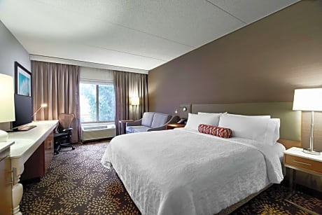 1 King Bed With Whirlpool