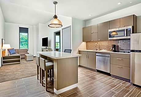 One-Bedroom Queen Suite with Kitchen and Accessible Tub - Disability Access