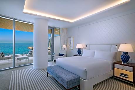 KING ONE BEDROOM CORNER RESIDENCE W/ SEA VIEW
